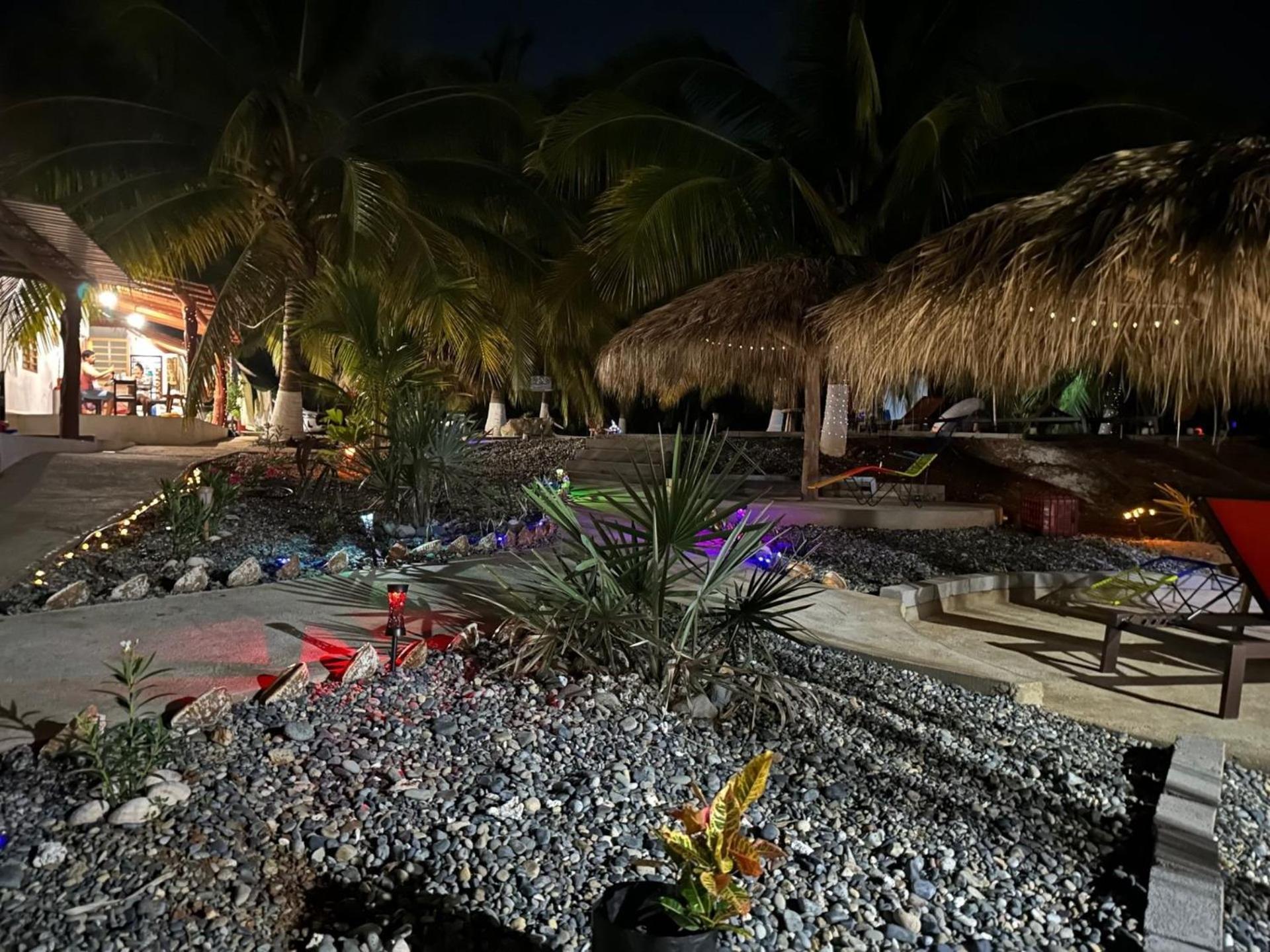 Casa Las Palmas Playa La Saladita 锡瓦塔塔内霍 外观 照片