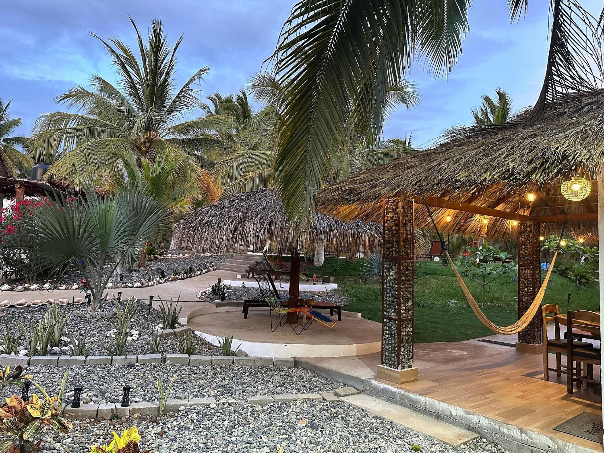 Casa Las Palmas Playa La Saladita 锡瓦塔塔内霍 外观 照片